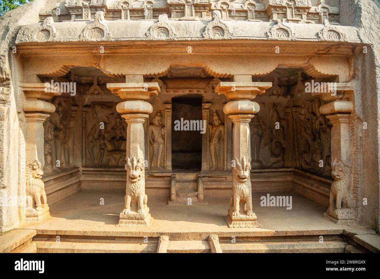 Tempio scavato nella roccia di Varaha con antiche statue decorate, Mahabalipuram, regione di Tondaimandalam, Tamil Nadu, India meridionale Foto Stock