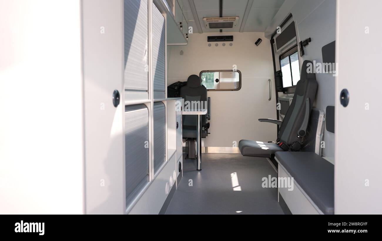 Vista panoramica di un interno organizzato e pulito dell'ambulanza con attrezzature mediche pronte per le emergenze. Interno di un veicolo medico di servizio. Foto Stock