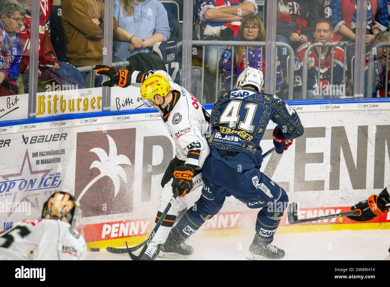 Spielszene Adler Mannheim gegen Löwen Frankfurt (PENNY DEL; Deutsche Eishockey Liga) Foto Stock