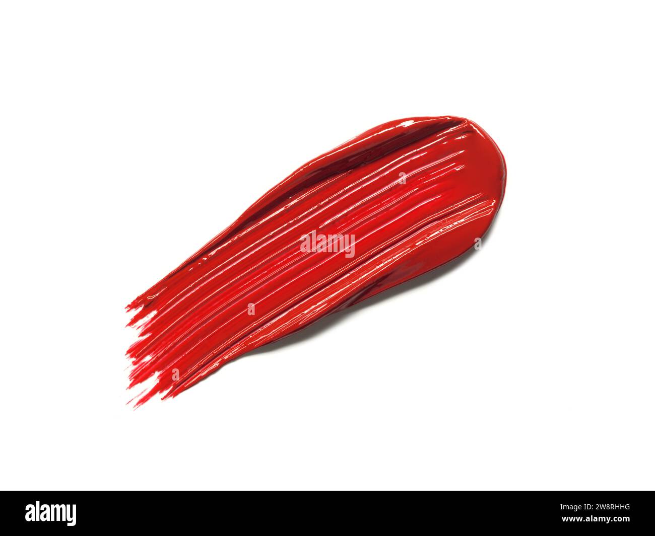 Rossetto rosso, trama lucida, traccia di texture isolata su sfondo bianco. Campione di prodotti cosmetici Foto Stock