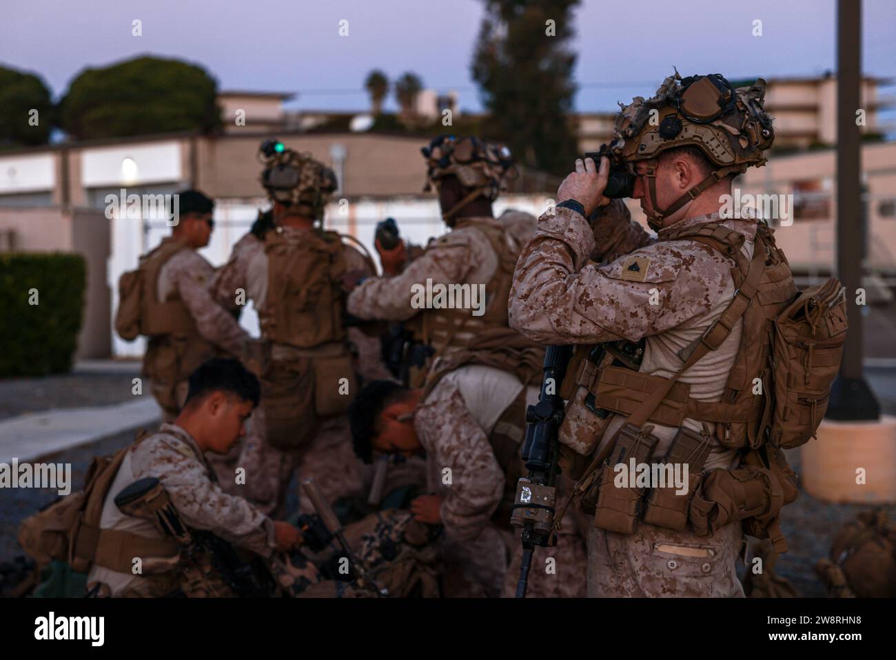 U.S. Marines assegnati alla Light Armored Reconnaissance Company, Battalion Landing Team 1/5, 15th Marine Expeditionary Unit, prepararsi a stabilire la sicurezza durante una missione simulata di rinforzo dell'ambasciata presso la base dei Marine Corps Camp Pendleton, California, 8 dicembre 2023. Il 15th MEU è attualmente imbarcato a bordo del Boxer Amphibious Ready Group che conduce addestramento integrato e operazioni di routine nella 3rd Fleet degli Stati Uniti. (Foto del corpo dei Marines degli Stati Uniti del cpl. Aidan Hekker) Foto Stock