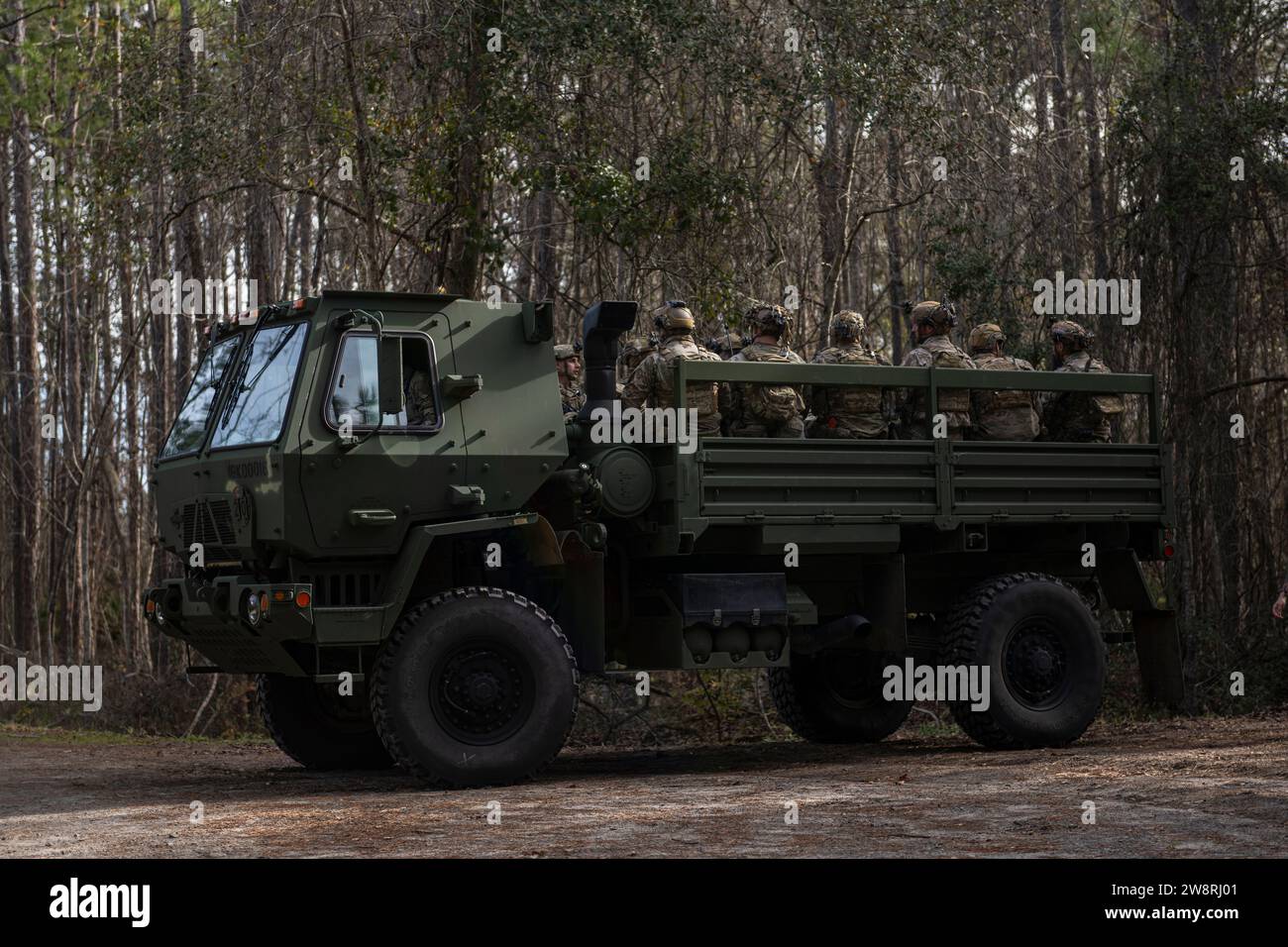 Gli studenti del corso U.S. Air Force Tactical leader Course siedono in Light Medium Tactical Vehicle durante un esercizio di addestramento sul campo presso Moody Air Force base, Georgia, 15 dicembre 2023. Gli LMTV sono progettati per il trasporto di personale, forniture e attrezzature su diversi terreni in un'ampia gamma di ambienti operativi. (Foto dell'aeronautica militare statunitense di Deanna Muir) Foto Stock