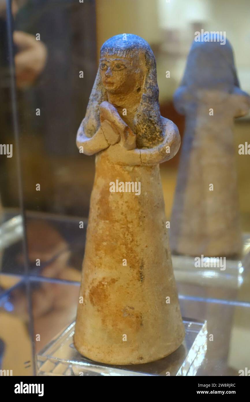 Donna che gioca un tamburo a mano, VIII-VII secolo a.C., terracotta dipinta Foto Stock