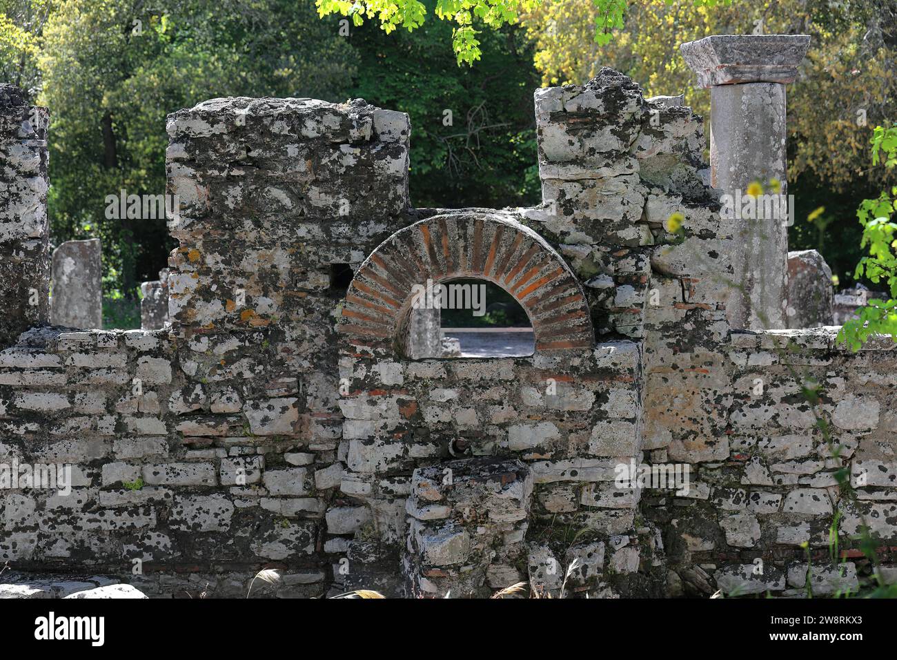 152 finestra ad arco rotondo sui resti della parete esterna circolare del battistero, sito archeologico di Butrinto. Sarande-Albania. Foto Stock
