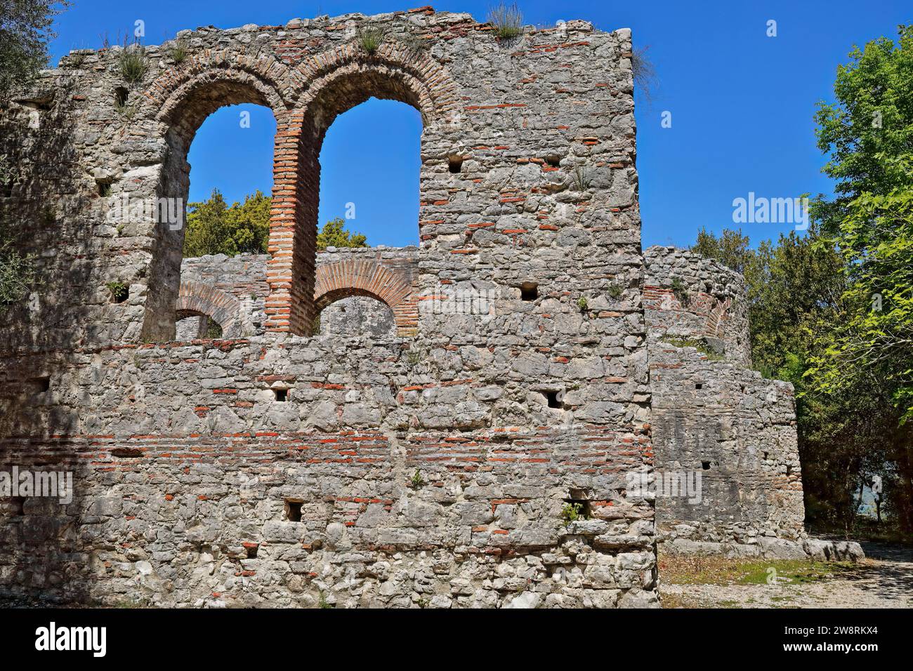 Oltre 153 archi rotondi in muratura, parete esterna della navata meridionale della grande basilica, sito archeologico di Butrinto. Sarande-Albania. Foto Stock