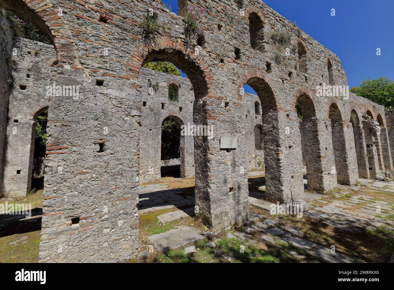 155 archi rotondi in mattoni, parete sud della navata centrale della grande basilica, sito archeologico di Butrint. Sarande-Albania. Foto Stock