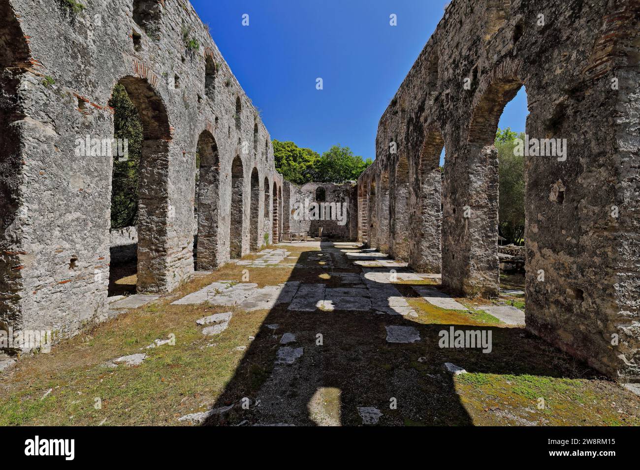 Oltre 157 archi rotondi in mattoni, navata centrale della grande basilica a sud e a nord, sito archeologico di Butrint. Sarande-Albania. Foto Stock