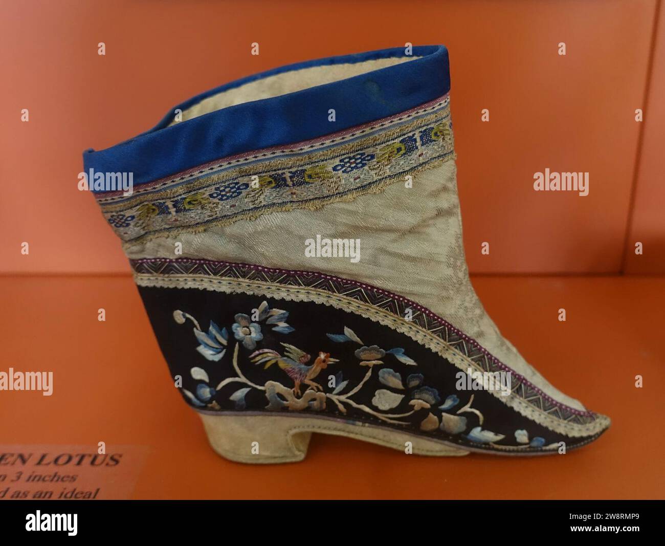 Scarpa da donna, Cina, forse stile Shanxi o Ningbo, tra la fine del XIX secolo e l'inizio del XX secolo, raso, seta, cotone, filo d'oro, velvet Foto Stock