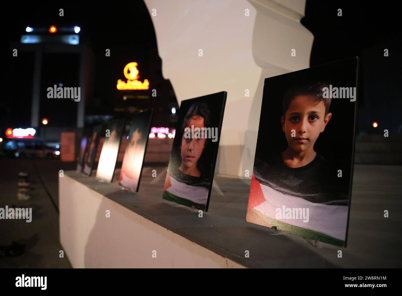 Teheran, Iran. 21 dicembre 2023. Oggetti e immagini raffiguranti bambini deceduti a Gaza in mostra durante una campagna pro-Palestina nella piazza Hafte-TIR, nel centro di Teheran. Migliaia di persone sono morte da quando i militanti di Hamas hanno lanciato un attacco contro Israele dalla Striscia di Gaza il 7 ottobre, e le operazioni israeliane a Gaza e in Cisgiordania che l'hanno seguita. (Immagine di credito: © Rouzbeh Fouladi/ZUMA Press Wire) SOLO USO EDITORIALE! Non per USO commerciale! Foto Stock