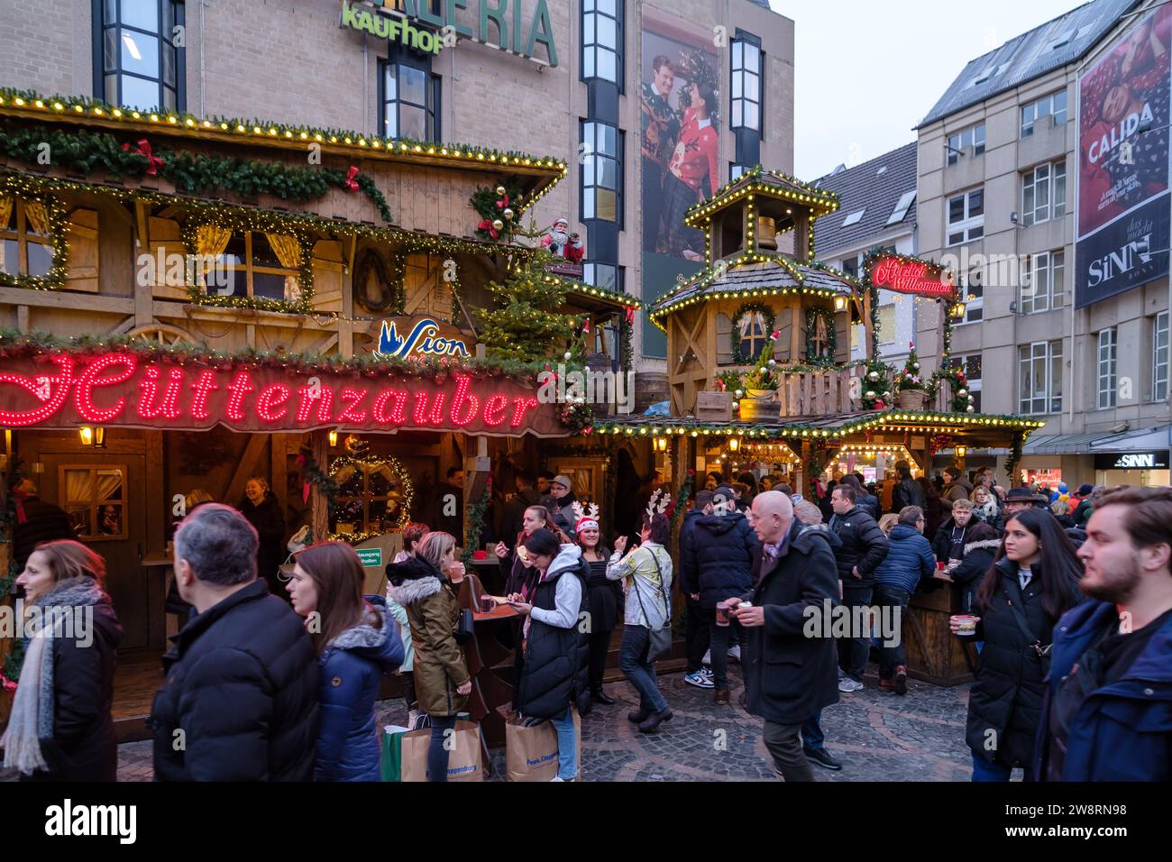 Bonn, Germania - 16 dicembre 2023: Gente che cammina intorno al tradizionale e pittoresco mercato di Natale a Bonn, Germania Foto Stock