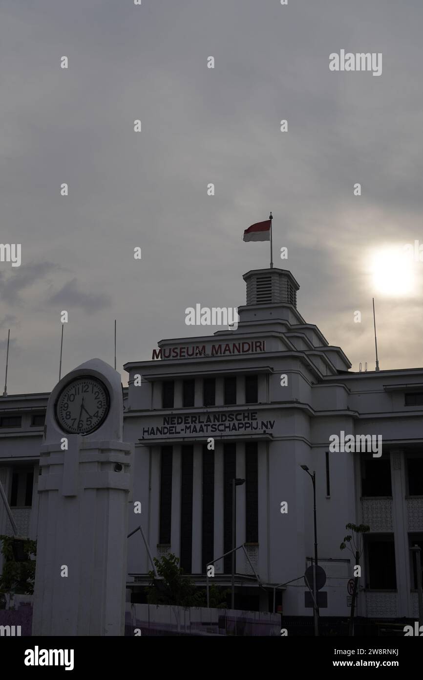 città vecchia di giacarta, 19 dicembre 2023 - sembra bellissimo dall'edificio del museo con il tramonto sullo sfondo Foto Stock