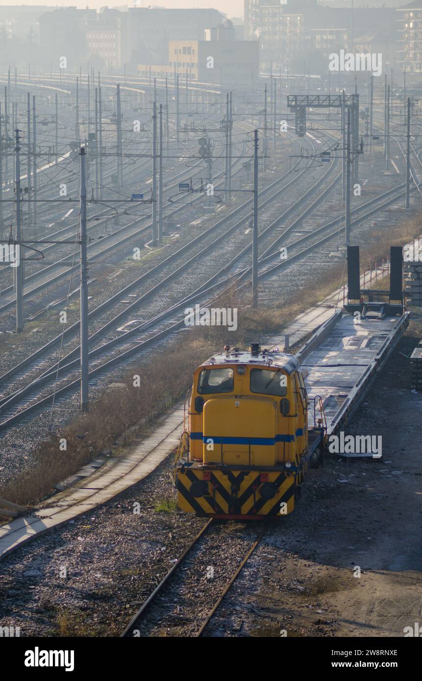 manovra di locomotiva, ferrovie, locomotiva diesel, veicoli per il trasporto di materiali e ponti di lavoro sul percorso ferroviario. Foto Stock