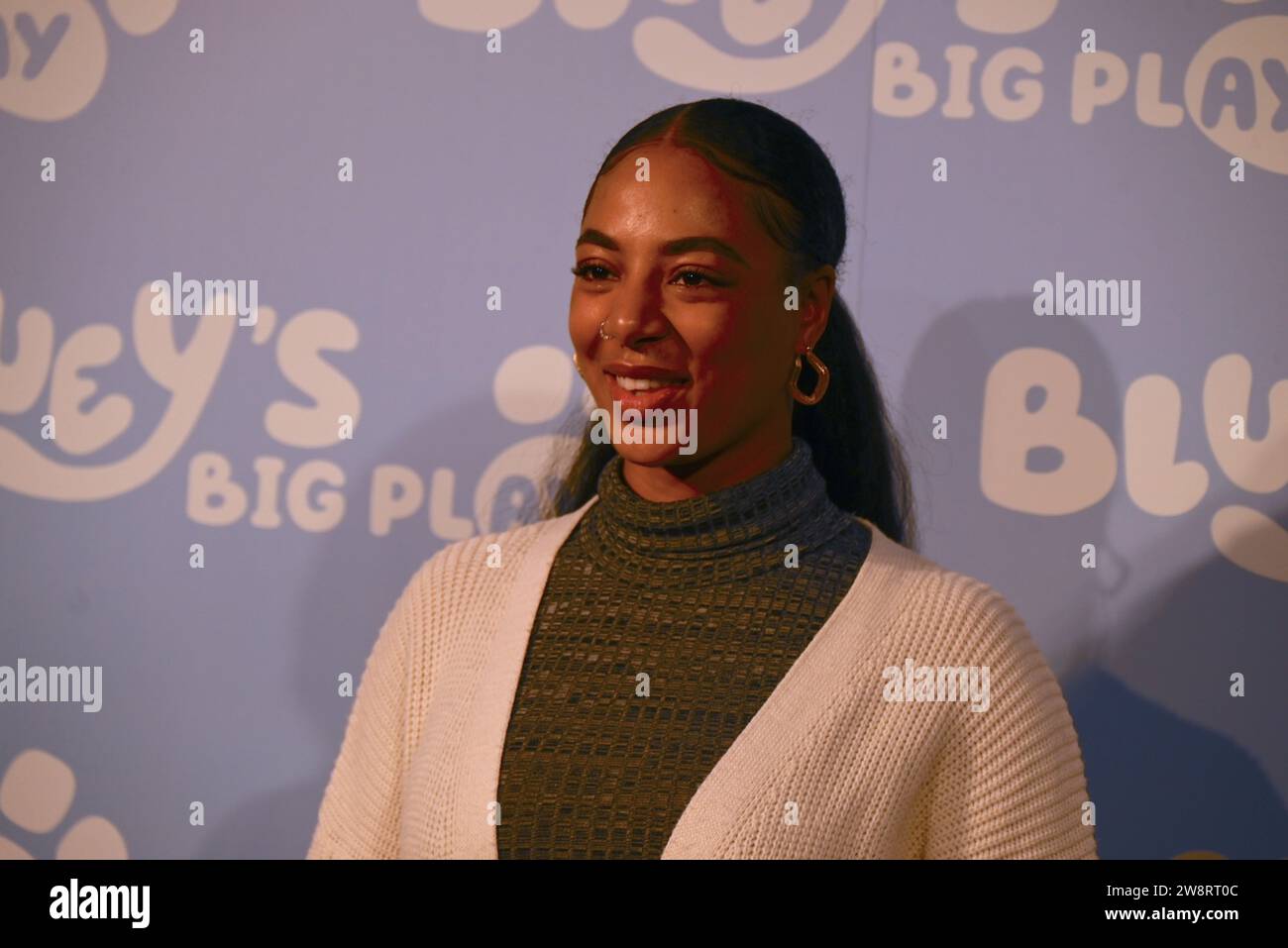 Ospiti.giovedì 21 dicembre le celebrità e le loro famiglie si sono riunite alla Royal Festival Hall di Londra per uno spettacolo di gala di Bluey's Big Play , un nuovissimo adattamento teatrale della pluripremiata serie televisiva per bambini Bluey, BAFTA & Emmy . Prodotto da Ludo Studion. Ospiti VIP e genitori orgogliosi che sono venuti a vedere la prima ufficiale dello spettacolo nel Regno Unito includono, Strictly come Dancing Stars James e Ola Jordan , Rachel Riley e suo marito Pasha Kovalev , comica e presentatrice televisiva Katherine Ryan , rapper Professor Green, Brian McFadden .JLS star di Westlife, diventato agricoltore Foto Stock