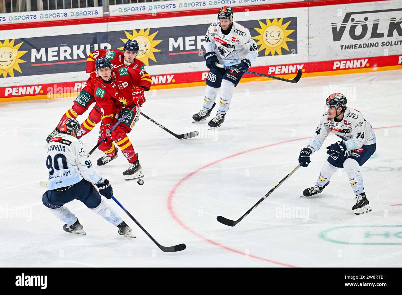 Eishockey DEL - Düsseldorfer EG vs ERC Ingolstadt AM 21.12.2023 im PSD Bank Dome in Düsseldorf Ingolstadts Daniel Pietta (Nr.86), Ingolstadts Jan Nijenhuis (Nr.90) und Ingolstadts Travis St. Denis (Nr.74) gegen Düsseldorfs Kohen Olischefski (Nr.71) und Düsseldorfs Alexander Blank (Nr.24) foto: Osnapix Foto Stock