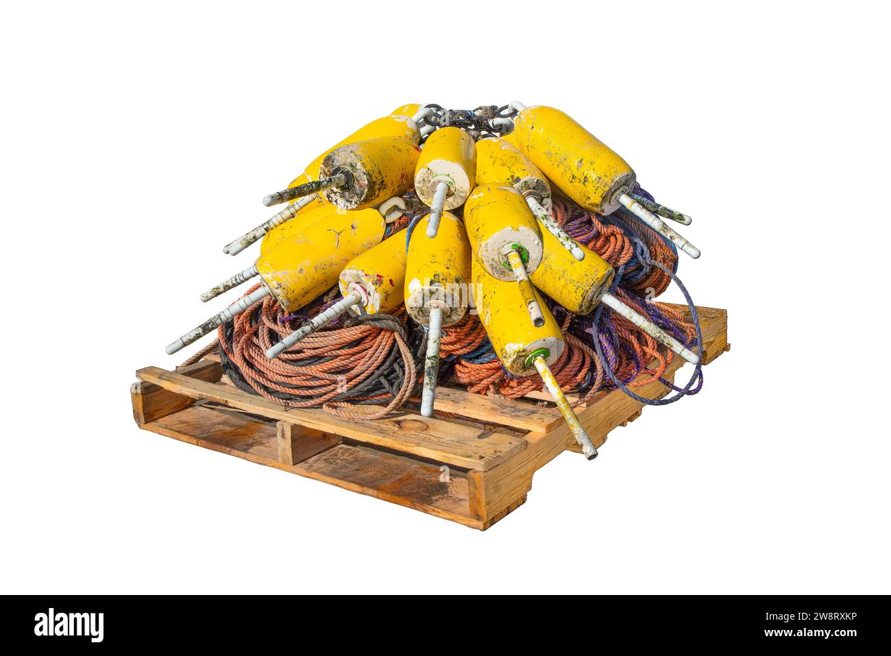 Galleggianti per trappole per aragosta: Boe segnaletiche e corde per il fissaggio alle trappole per aragosta sono impilate su un pallet di legno. Foto Stock