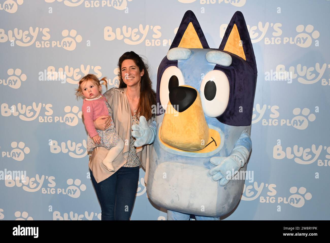 Londra, Regno Unito. 21 dicembre 2023. Kelly Convey e la figlia partecipano al Gala Performance Bluey's Big Play al Royal Festival Hall del Southbank Centre, Londra, Regno Unito. Credito: Vedere li/Picture Capital/Alamy Live News Foto Stock