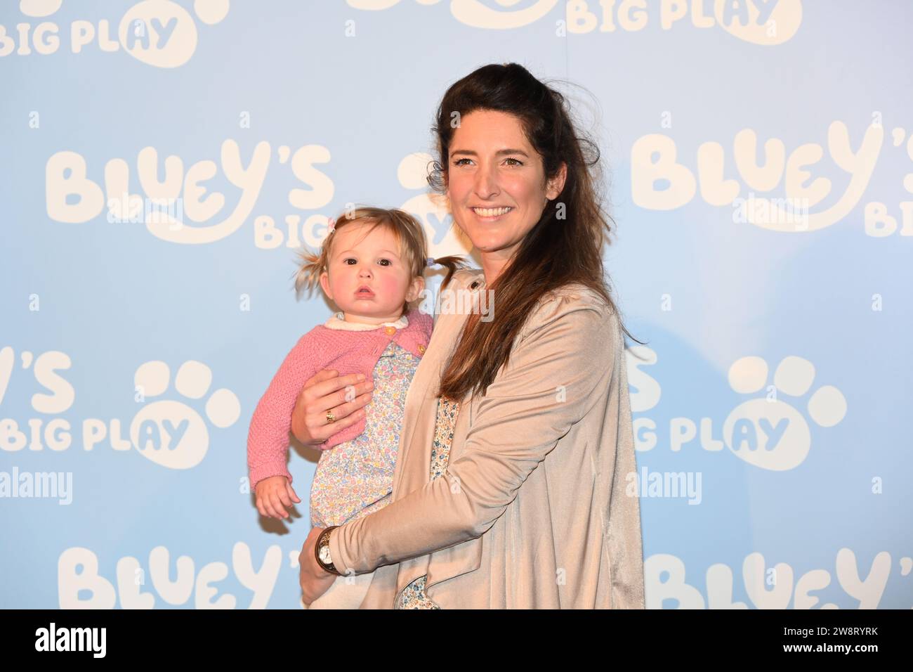 Londra, Regno Unito. 21 dicembre 2023. Kelly Convey e la figlia partecipano al Gala Performance Bluey's Big Play al Royal Festival Hall del Southbank Centre, Londra, Regno Unito. Credito: Vedere li/Picture Capital/Alamy Live News Foto Stock