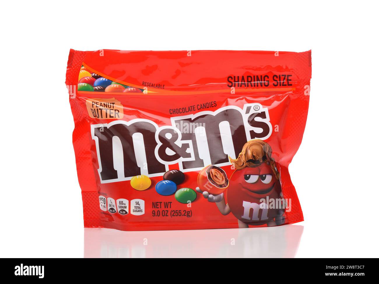 IRVINE, CALIFORNIA - 21 DEC 2023: Un sacchetto di M e MS burro di arachidi caramelle di cioccolato, Sharing size. Foto Stock