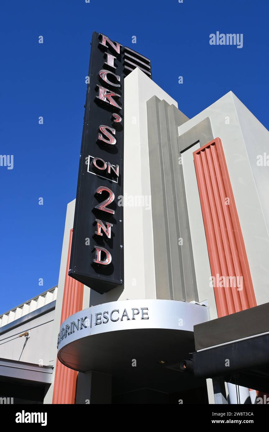 LONG BEACH, CALIFORNIA - 6 dicembre 2023: Nicks on 2nd sign, una moderna taverna che serve classici piatti americani. Foto Stock