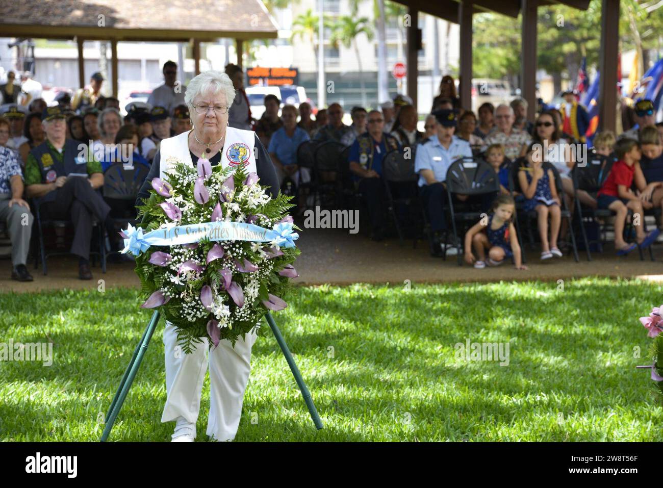 Presentazione della corona allo USS Parche Park and Submarine Memorial 150525 Foto Stock