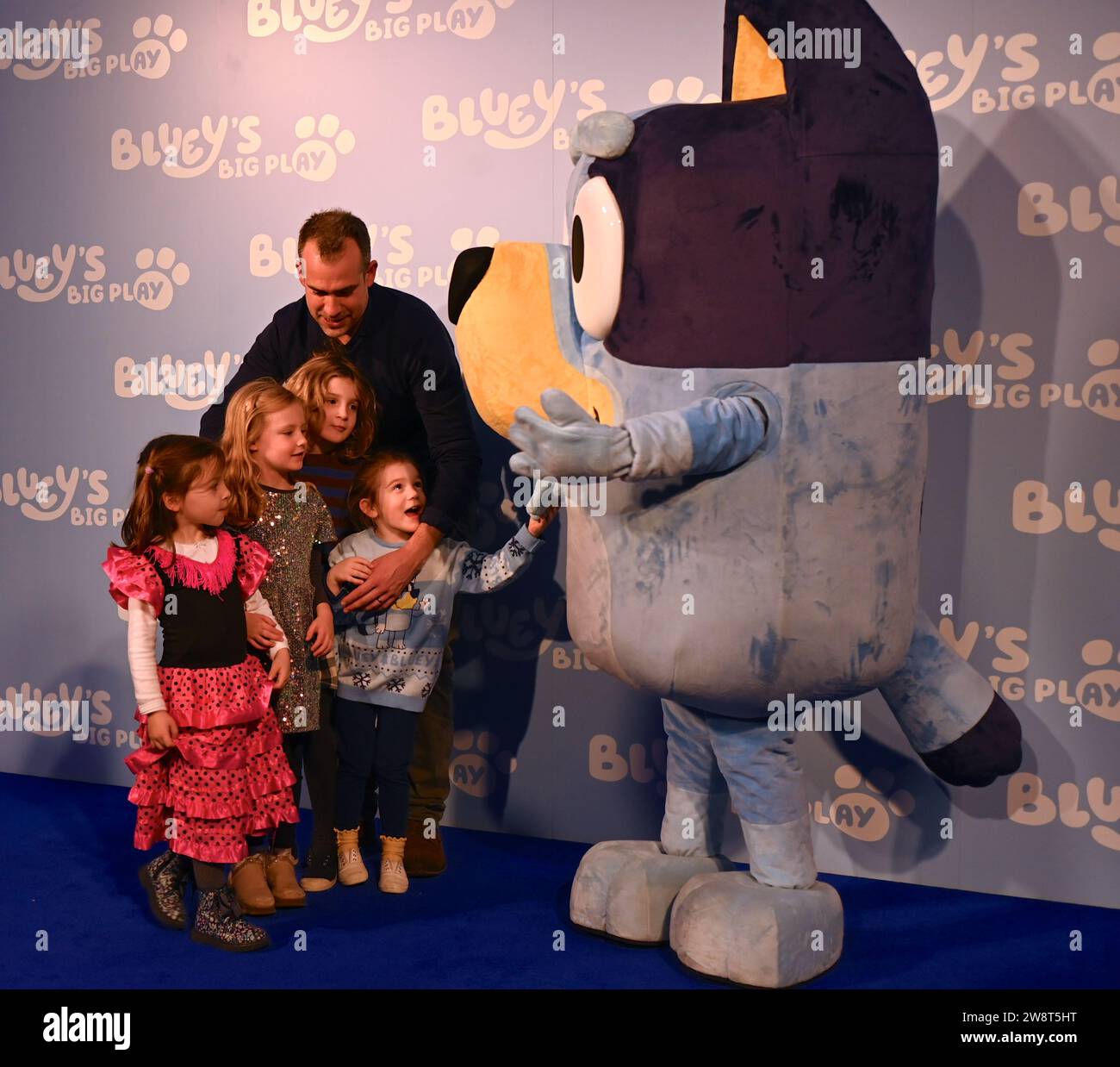 Ospiti.giovedì 21 dicembre le celebrità e le loro famiglie si sono riunite alla Royal Festival Hall di Londra per uno spettacolo di gala di Bluey's Big Play , un nuovissimo adattamento teatrale della pluripremiata serie televisiva per bambini Bluey, BAFTA & Emmy . Prodotto da Ludo Studion. Ospiti VIP e genitori orgogliosi che sono venuti a vedere la prima ufficiale dello spettacolo nel Regno Unito includono, Strictly come Dancing Stars James e Ola Jordan , Rachel Riley e suo marito Pasha Kovalev , comica e presentatrice televisiva Katherine Ryan , rapper Professor Green, Brian McFadden .JLS star di Westlife, diventato agricoltore Foto Stock