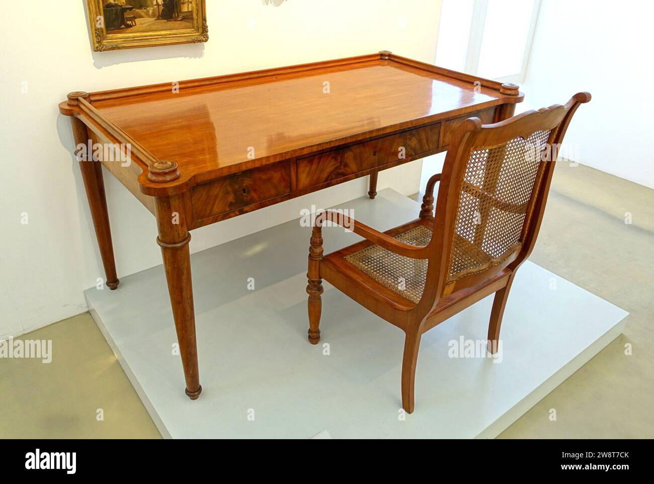 Scrivania e sedia, utilizzata da Wilhelm Grimm, c. 1830-1840, softwood, impiallacciatura di mogano, tappezzeria tubolare Foto Stock
