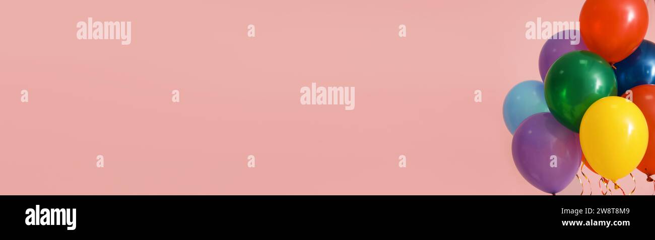 Molti palloncini su sfondo rosa. Design banner con spazio per il testo Foto Stock