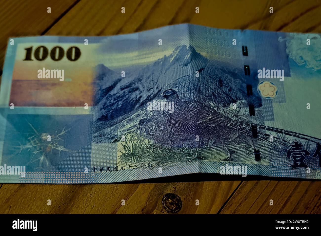 Il Monte Yushan (montagna di Giada), il picco più alto di Taiwan, visto sul retro di una banconota da 1000 dollari del New Taiwan Dollar Foto Stock