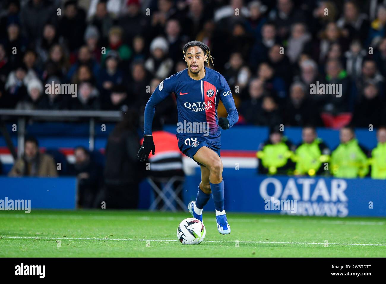 Bradley Barcola durante la partita di calcio di Ligue 1 tra il Paris Saint-Germain PSG e l'FC Metz al Parc des Princes di Parigi, in Francia, il 20 dicembre 2023. Foto Stock