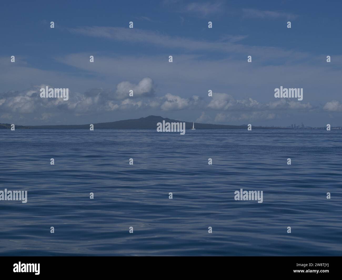 Naviga sulle calme acque dell'isola vulcanica di Rangitoto. Località: Auckland nuova Zelanda Foto Stock