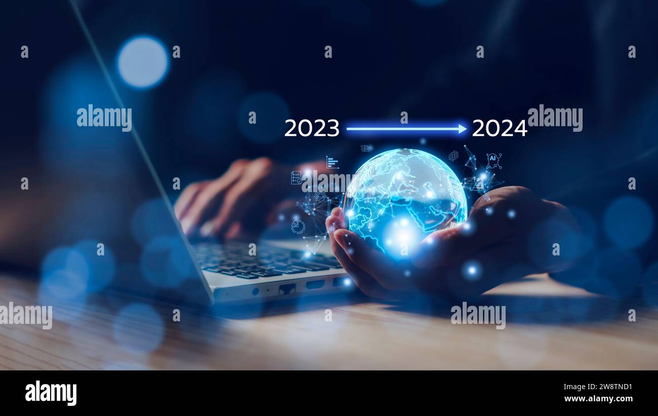 concetto da 2023 a 2024. L'azienda cresce nel 2024. Un uomo d'affari tiene Virtue a livello globale con un notebook. Nuova startup aziendale e obiettivo. Plans e visio Foto Stock