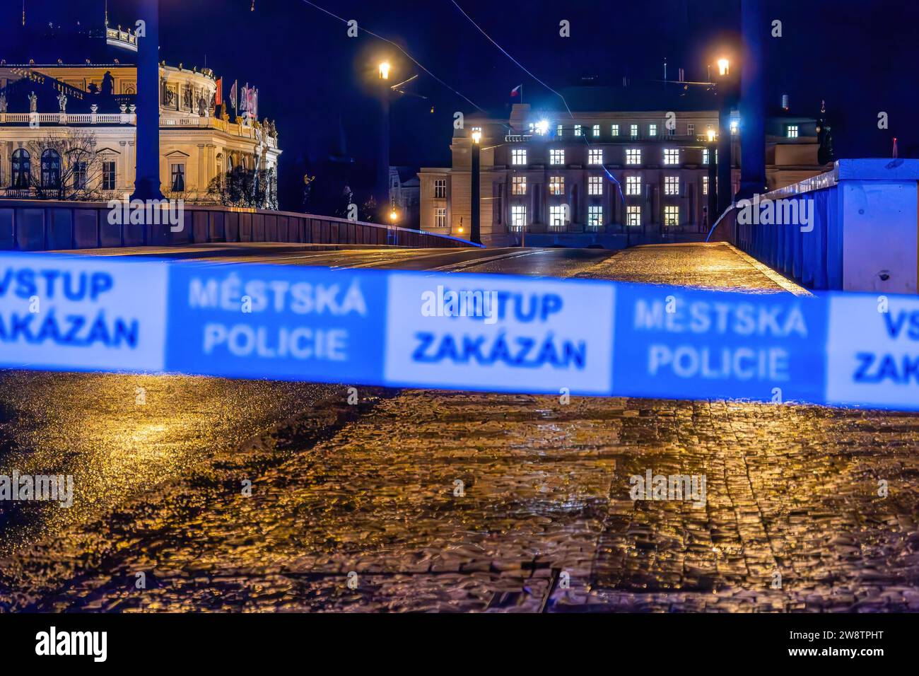 Praga, Repubblica Ceca. 21 dicembre 2023. Nastro con cartello: Non entrare. Polizia municipale. Visto sulla scena di una sparatoria all'Università Charles nel centro di Praga. Secondo la polizia ceca, 14 persone sono state uccise e 25 persone sono rimaste ferite, ma questi numeri potrebbero non essere definitivi. Il numero di vittime rende questo evento più tragico nella storia della Repubblica ceca indipendente. Credito: SOPA Images Limited/Alamy Live News Foto Stock