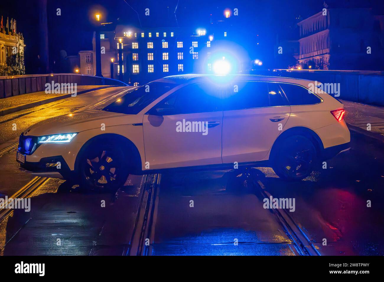 Praga, Repubblica Ceca. 21 dicembre 2023. Auto della polizia vista sulla scena di una sparatoria all'Università Charles nel centro di Praga. Secondo la polizia ceca, 14 persone sono state uccise e 25 persone sono rimaste ferite, ma questi numeri potrebbero non essere definitivi. Il numero di vittime rende questo evento più tragico nella storia della Repubblica ceca indipendente. (Foto di Tomas Tkacik/SOPA Images/Sipa USA) credito: SIPA USA/Alamy Live News Foto Stock