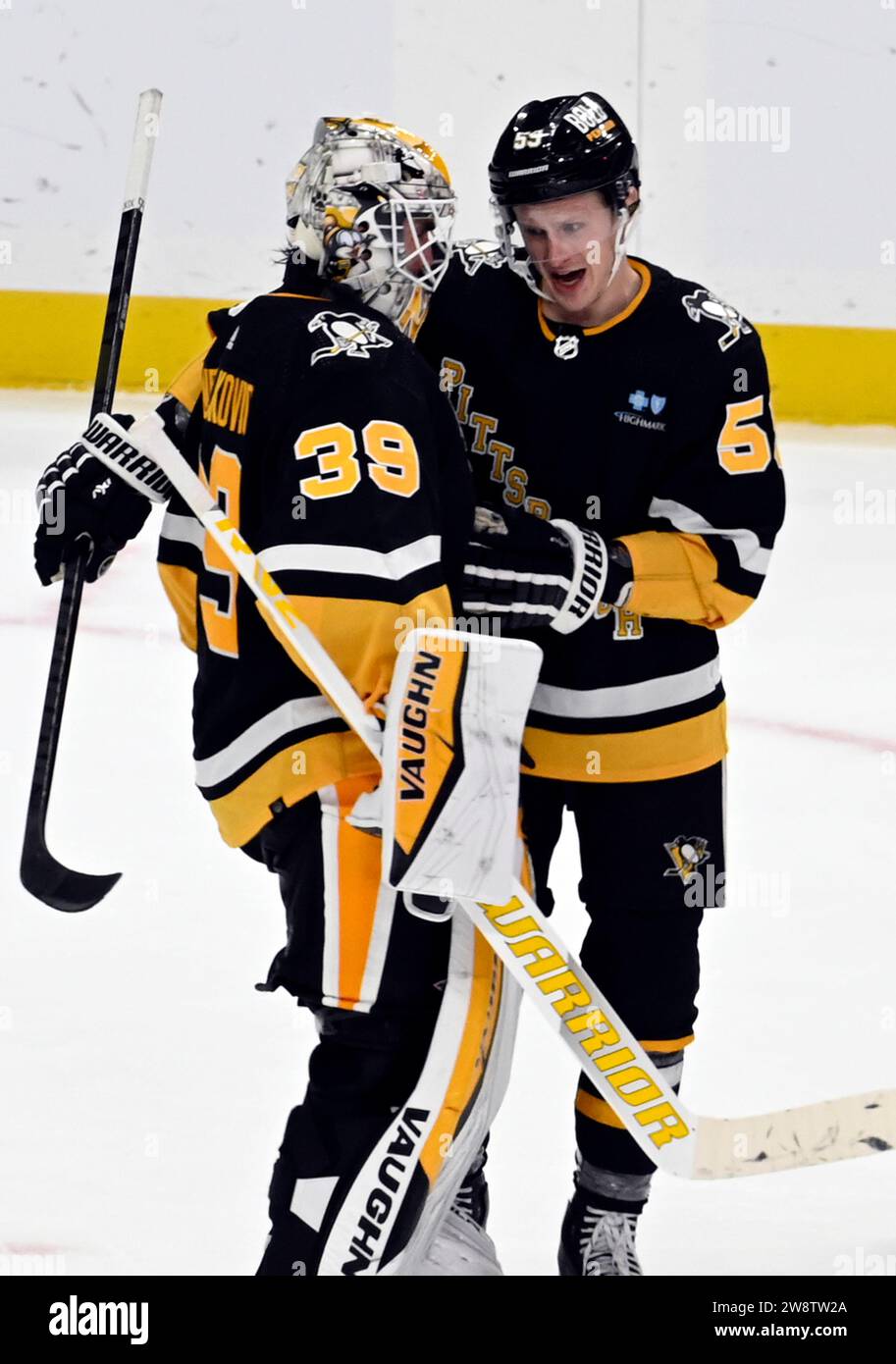 Pittsburgh, Stati Uniti. 21 dicembre 2023. L'ala sinistra dei Pittsburgh Penguins Jake Guentzel (59) si congratula con il portiere dei Pittsburgh Penguins Alex Nedeljkovic (39) a seguito della vittoria ai supplementari del 2-1 contro i Carolina Hurricanes alla PPG Paints Arena di Pittsburgh giovedì 21 dicembre 2023. Foto di Archie Carpenter/UPI. Crediti: UPI/Alamy Live News Foto Stock