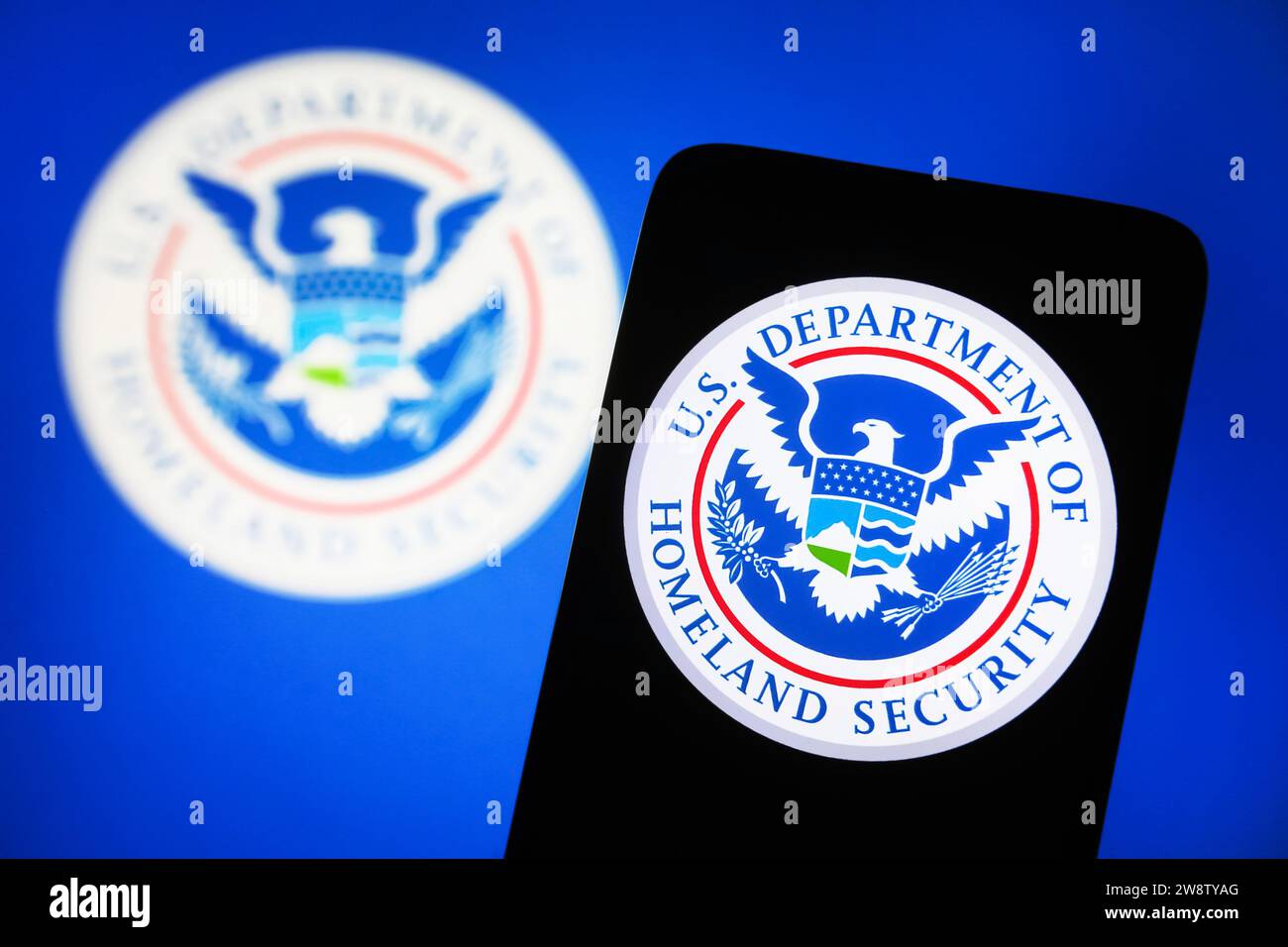 Kiev, Ucraina. 21 dicembre 2023. In questa foto, il logo del Dipartimento della sicurezza interna degli Stati Uniti (DHS) è visibile su uno smartphone e sullo schermo di un pc. Credito: SOPA Images Limited/Alamy Live News Foto Stock