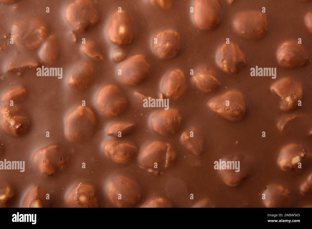 Dettaglio di fondo marrone con cioccolato e nocciole. Vista dall'alto. Foto Stock
