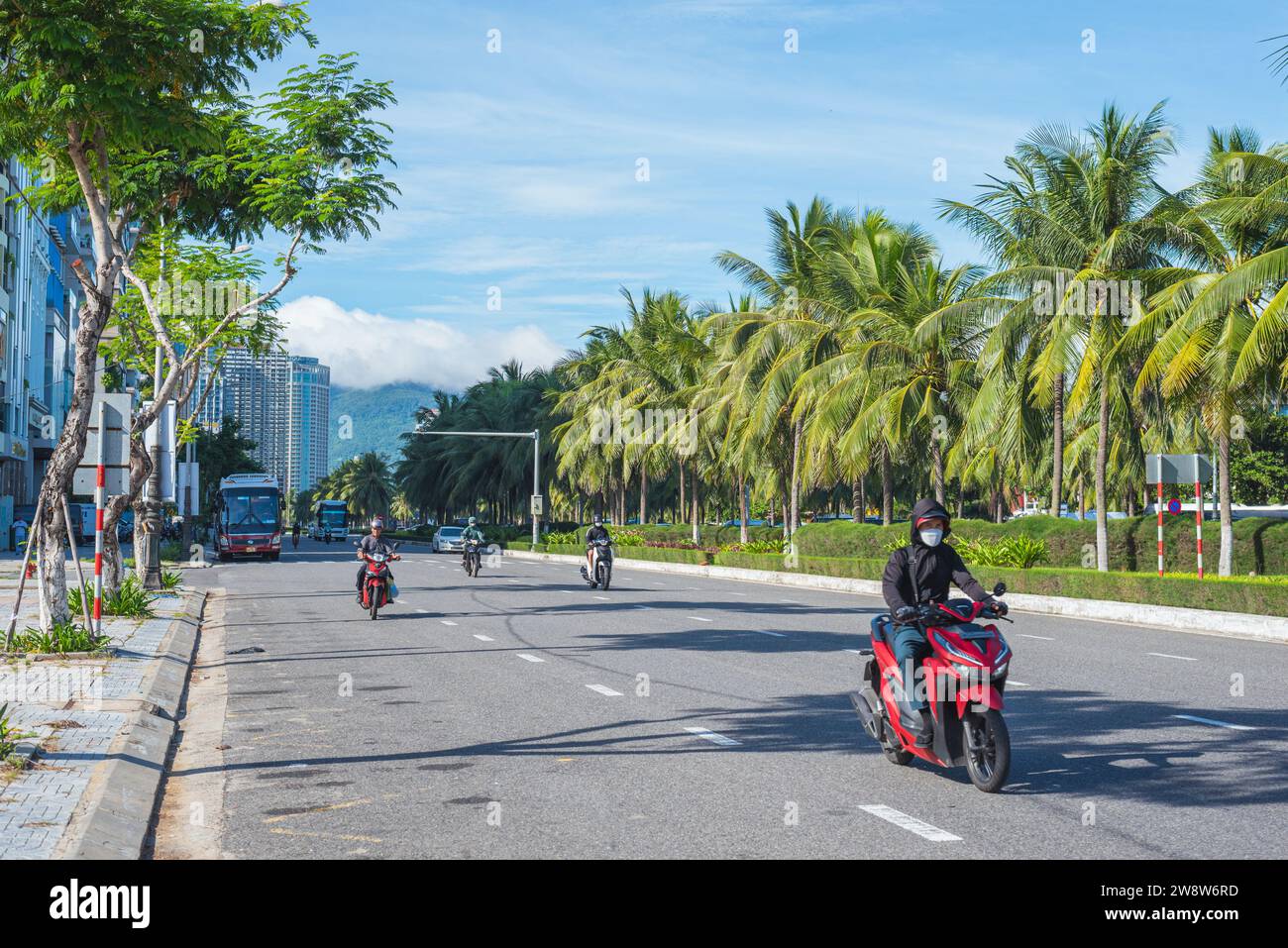 Da Nang, Vietnam - 4 ottobre 2023: VO Nguyen Giap Street e lungomare (a destra) con alberi di cocco. Foto Stock