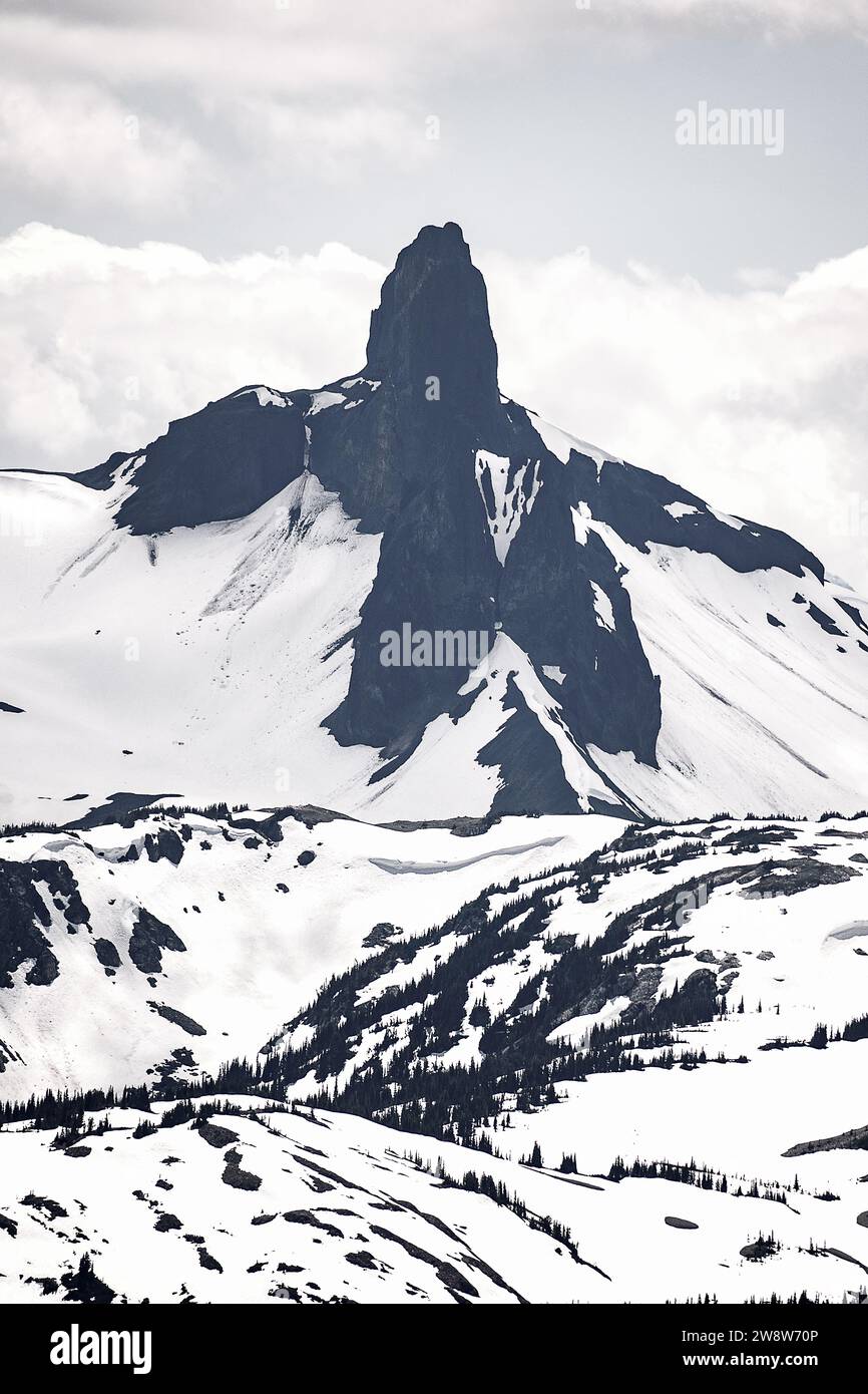Black Tusk, Iconic Peak, Snowy Landscape, Garibaldi Provincial Park, silhouette suggestiva, Alpine Terrain, British Columbia Landmark, Canadian Rockies, Foto Stock