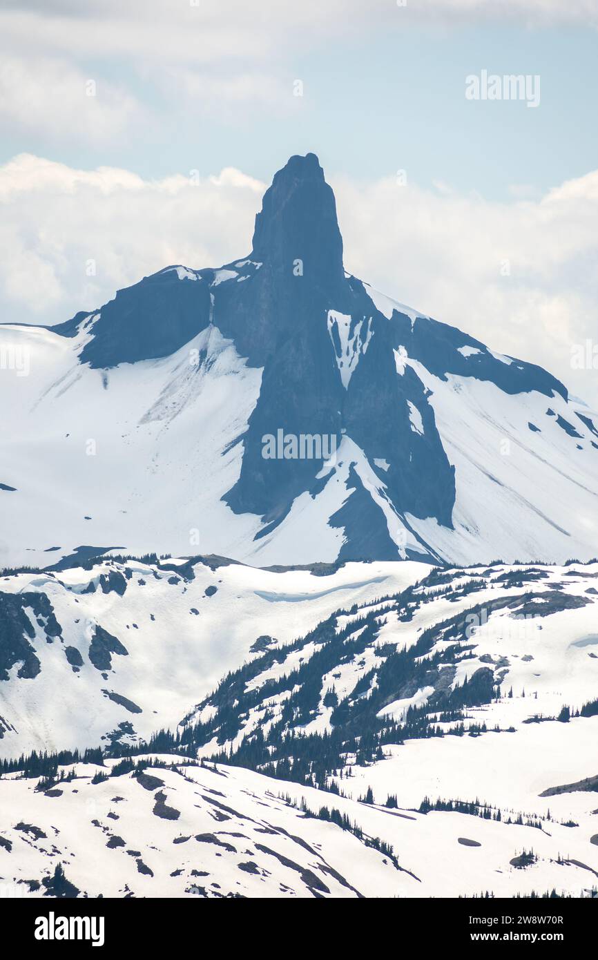 Black Tusk, Iconic Peak, Snowy Landscape, Garibaldi Provincial Park, silhouette suggestiva, Alpine Terrain, British Columbia Landmark, Canadian Rockies, Foto Stock