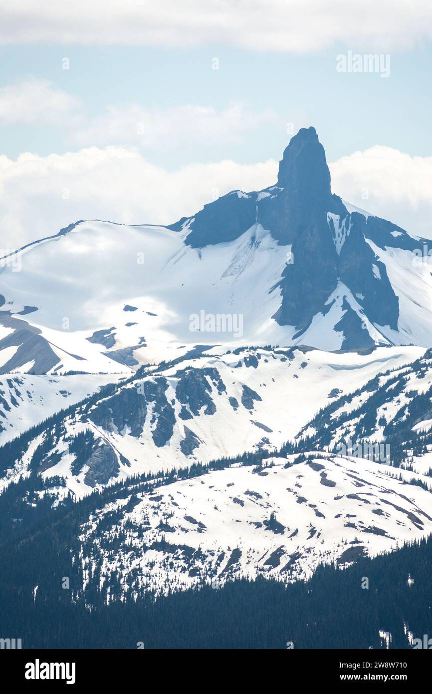 L'imponente figura della Black Tusk sorge sopra i paesaggi innevati del Garibaldi Provincial Park, un faro per gli avventurieri nelle Montagne Rocciose canadesi Foto Stock