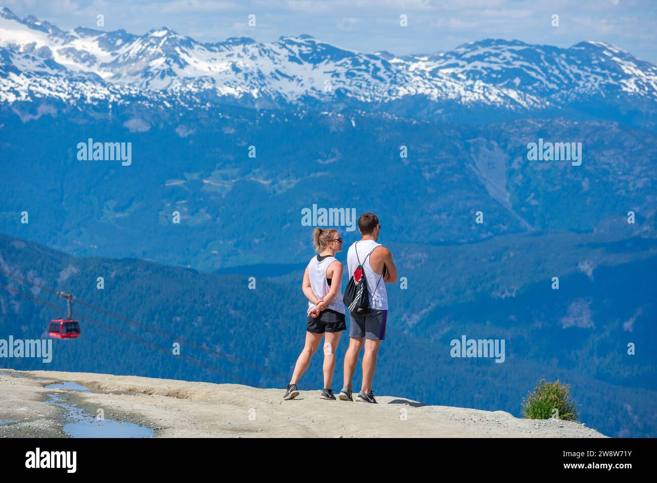 Una coppia si gode la vista mozzafiato dalla cima del Whistler Mountain, un gioiello delle Montagne Rocciose canadesi. Foto Stock