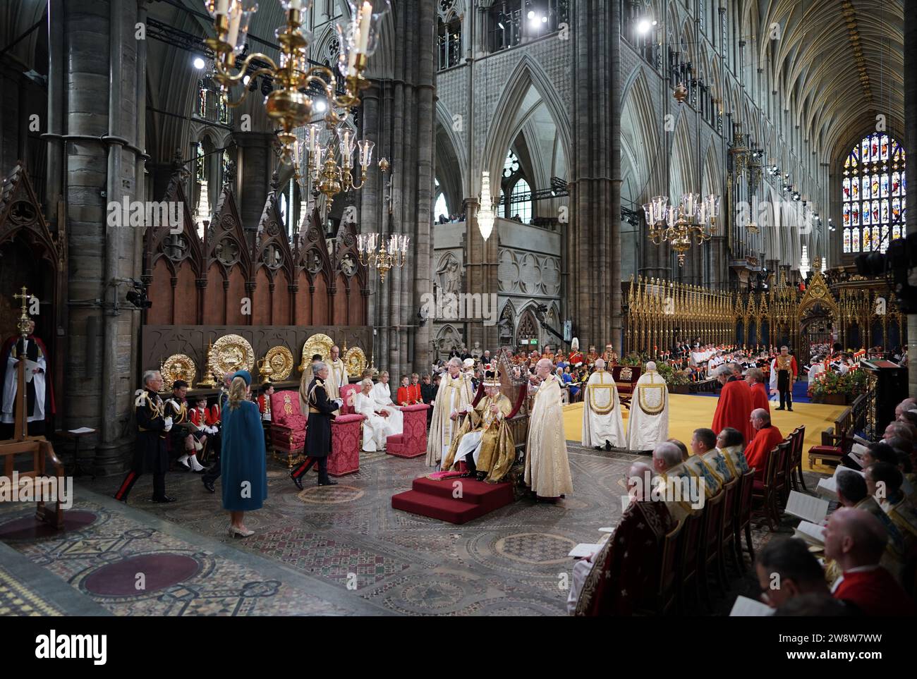 FOTO FOTOGRAFO PA DELL'ANNO 2023 - JONATHAN BRADY. Foto del file datata 06/05/23 - Re Carlo III seduto sulla sedia di Sant'Edoardo, nota anche come la sedia dell'Incoronazione, che indossa la Corona di Sant'Edoardo e tiene lo Sceptre del sovrano con la colomba (nella mano sinistra) e lo Sceptre del sovrano con la Croce (nella mano destra) durante la sua cerimonia di incoronazione nell'Abbazia di Westminster, Londra. Data di emissione: Venerdì 22 dicembre 2023. Foto Stock