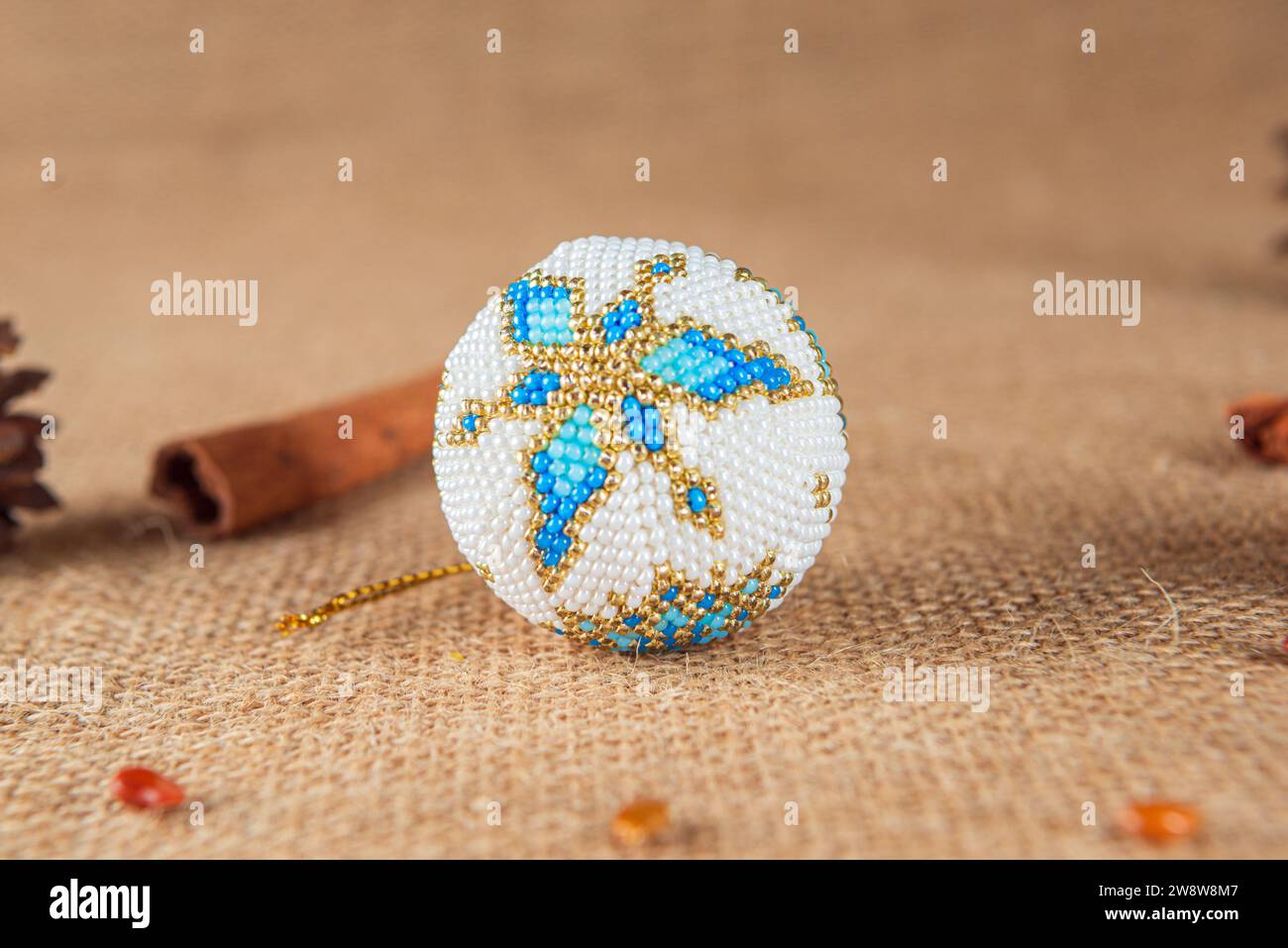 Lo squisito giocattolo a bolle natalizie realizzato a mano con perline, noto anche come globo di Natale o bulbo di Natale, fa parte dell'arredamento natalizio Foto Stock