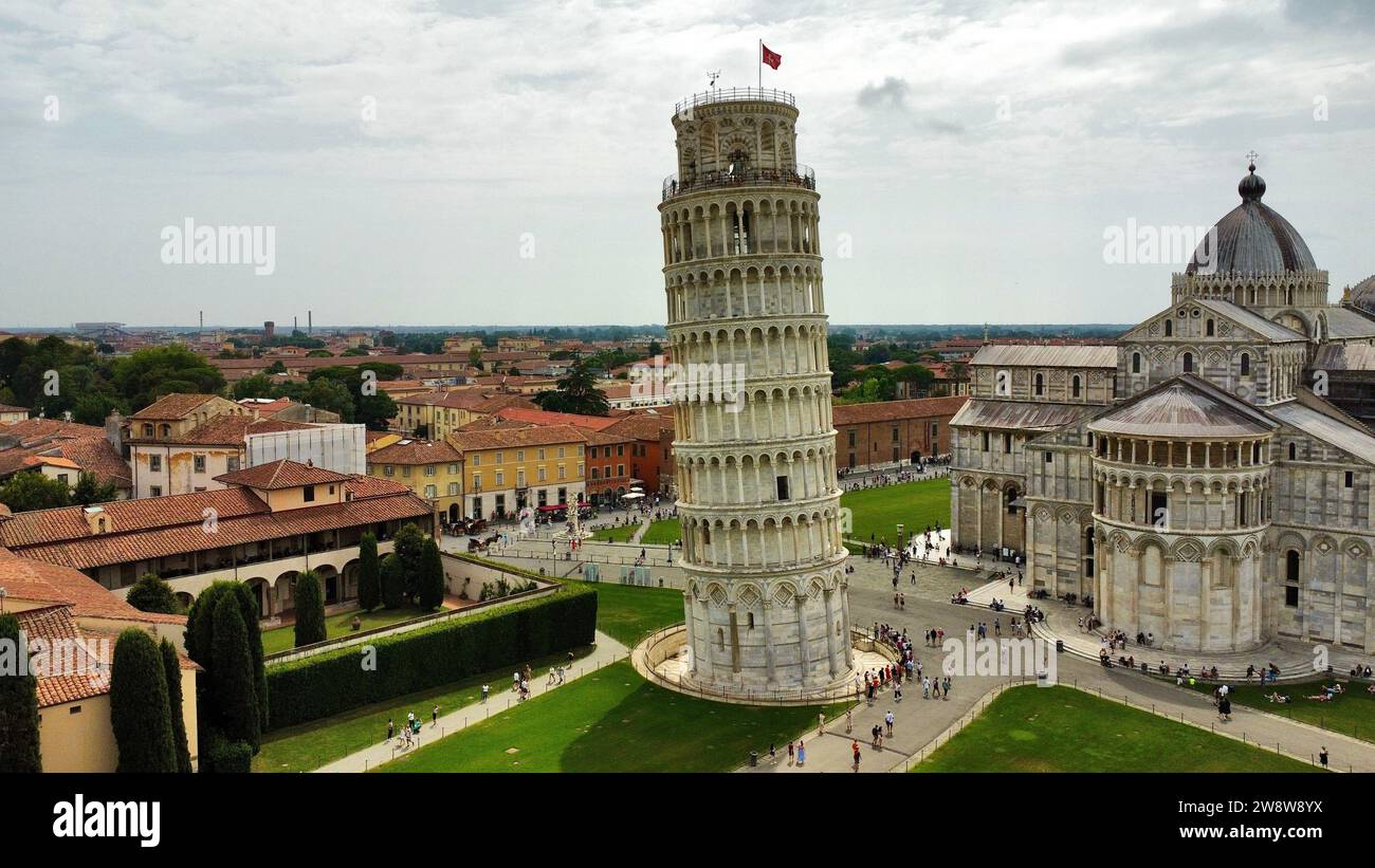 Vista aerea con drone della Torre Pendente di Pisa e del Duomo nella Piazza dei Miracoli, Toscana, Italia. Famoso monumento architettonico storico. Foto Stock