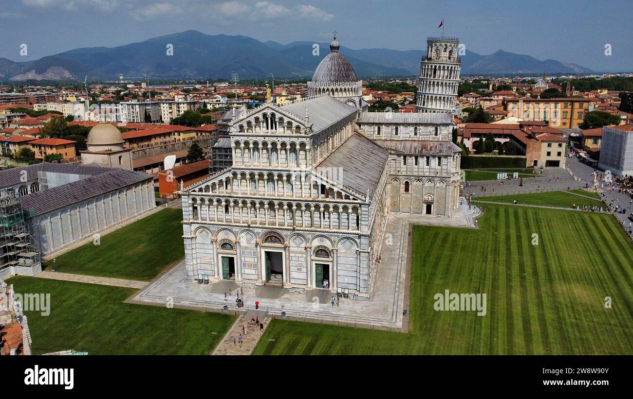 Vista aerea con drone della Cattedrale di Pisa (Cattedrale di Pisa in Piazza dei Miracoli, Toscana, Italia. Storica cattedrale romanica in marmo medievale terra Foto Stock