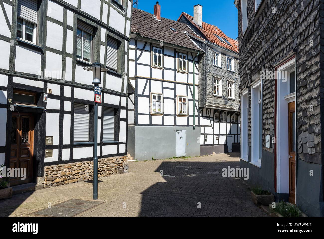 Hattingen, Germania - 7 agosto 2022: Quartiere architettonico tedesco con case a graticcio nel centro storico di Hattingen (Altstadt), Renania settentrionale-Vestfalia. Foto Stock