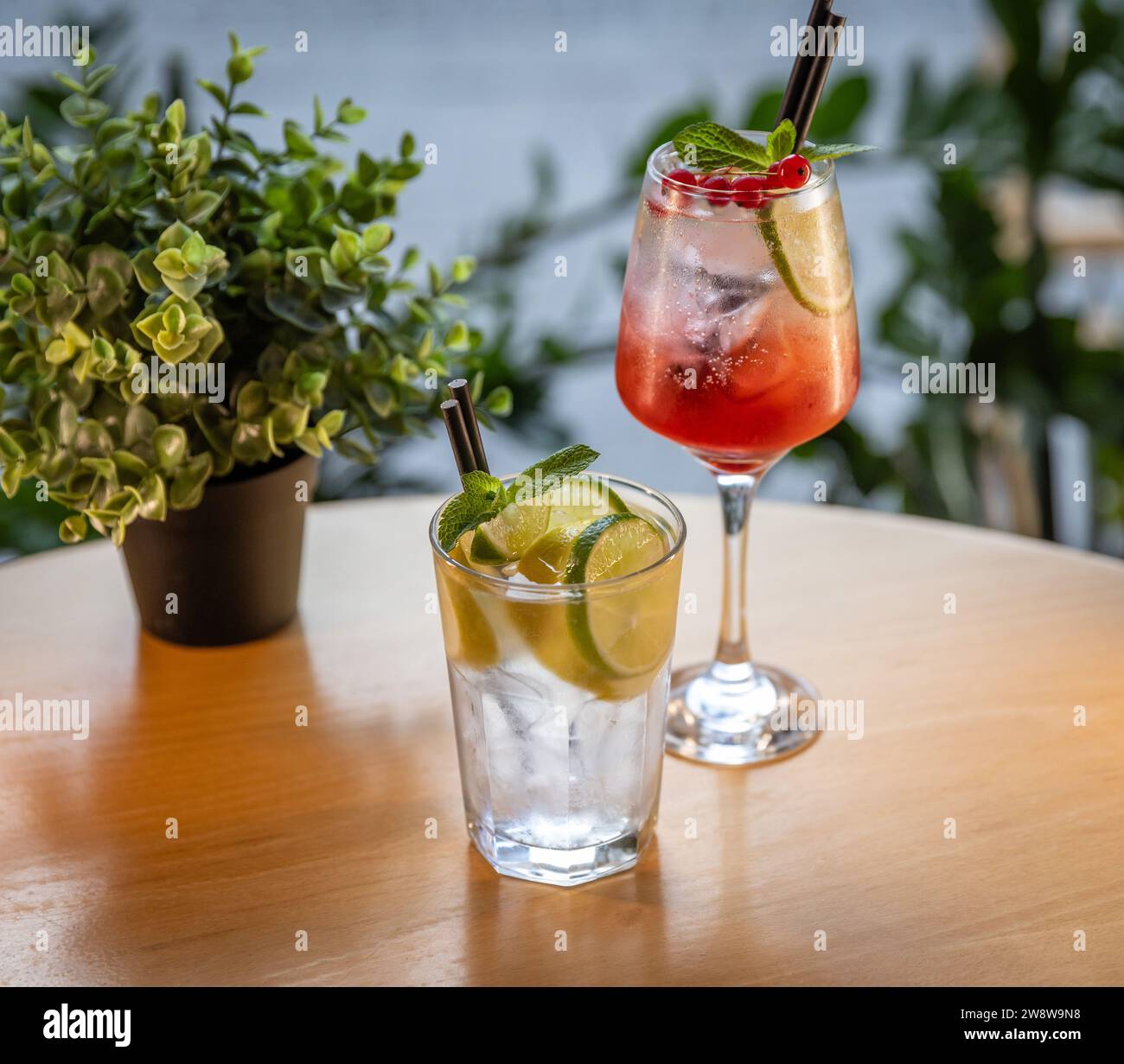 Bicchiere di ribes rosso e bibita al limone al tavolo da bar Foto Stock