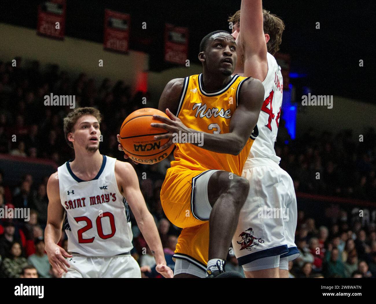 21 dicembre 2023 Moraga, CALIFORNIA U.S.A. Northern Kentucky Guard Marques Warrick (3) si dirige verso il cerchio durante la partita di pallacanestro maschile NCAA tra i norreni del Kentucky settentrionale e i Saint Mary's Gaels. Saint Mary's Beat Northern Kentucky 92-56 all'University Credit Union Pavilion Moraga California. Thurman James/CSM Foto Stock