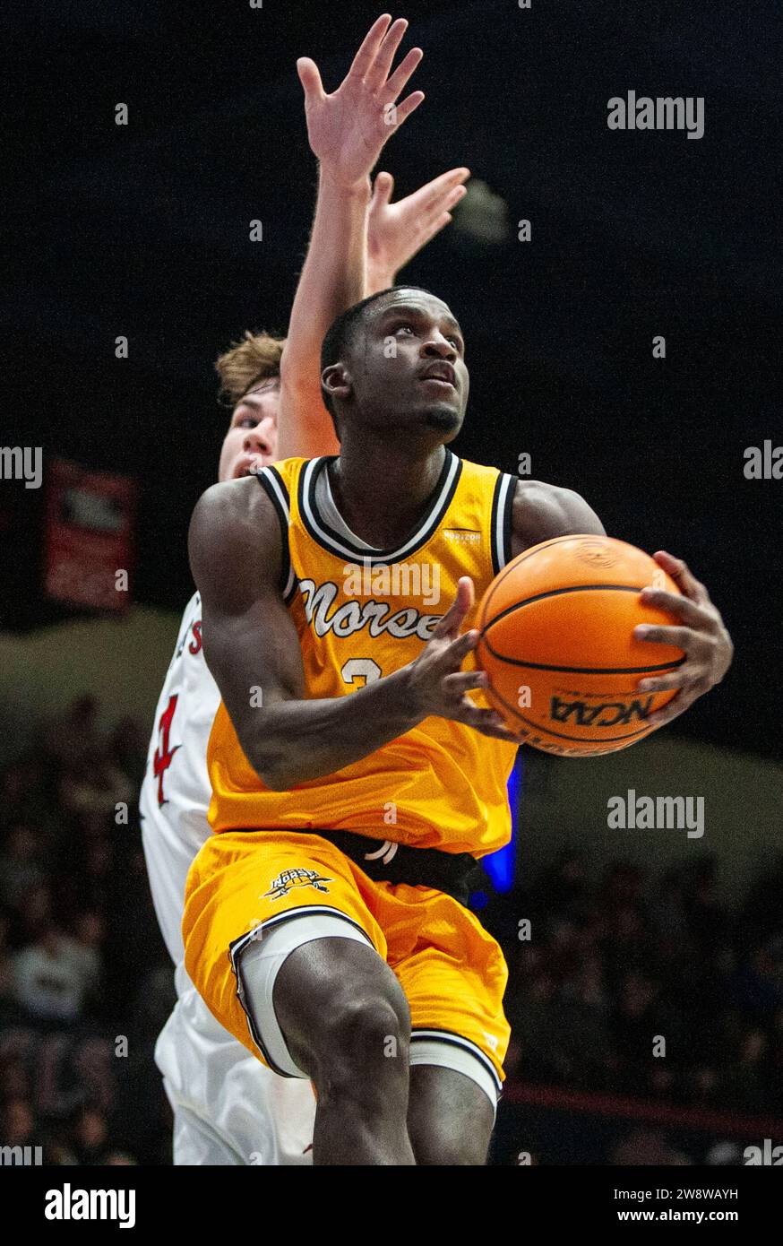 21 dicembre 2023 Moraga, CALIFORNIA U.S.A. Northern Kentucky Guard Marques Warrick (3) si dirige verso il cerchio durante la partita di pallacanestro maschile NCAA tra i norreni del Kentucky settentrionale e i Saint Mary's Gaels. Saint Mary's Beat Northern Kentucky 92-56 all'University Credit Union Pavilion Moraga California. Thurman James/CSM Foto Stock