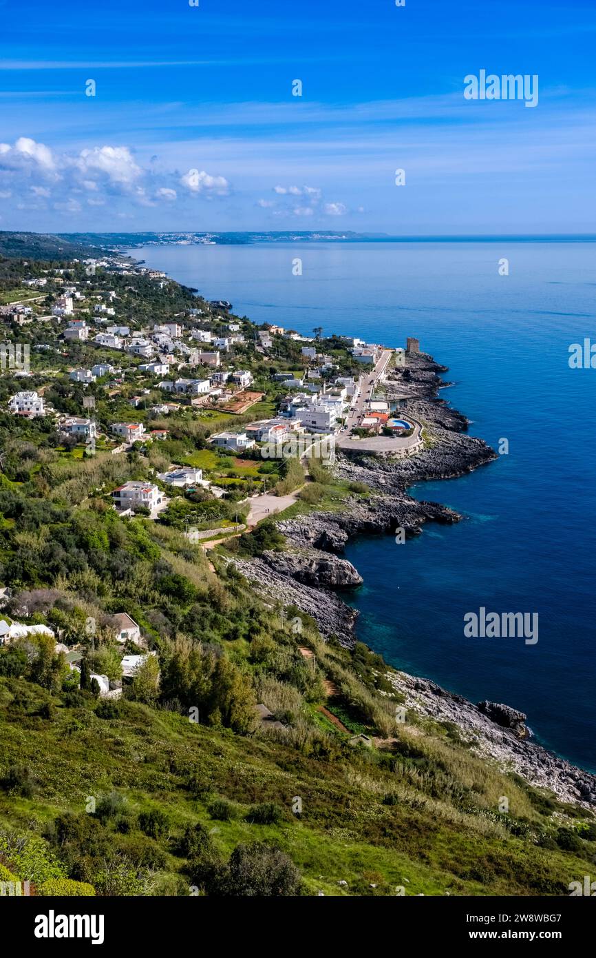 Veduta aerea della cittadina di Marina Serra, dove si trova la piscina naturale, una piscina naturale naturale sulla costa adriatica. Foto Stock